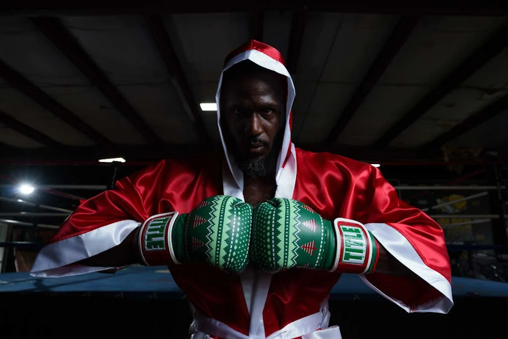 TITLE Boxing Limited Edition Deck The Halls Bag Gloves 4 TITLE Boxing Limited Edition Deck The Halls Bag Gloves - Image 2